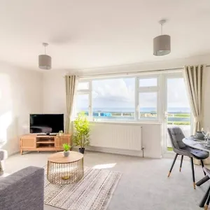 large-sea-view-2-bedroom-sleeps-6-free-parking.bournemouth-hotels.org/